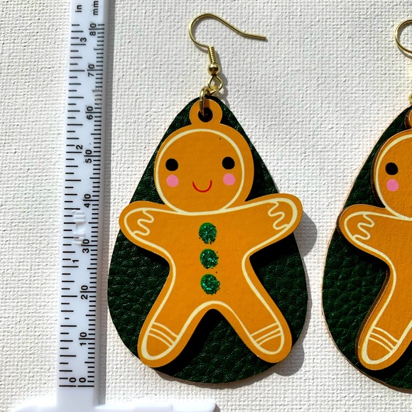Christmas Wooden Gingerbread Man with green faux leather earrings - Picture 3 of 5